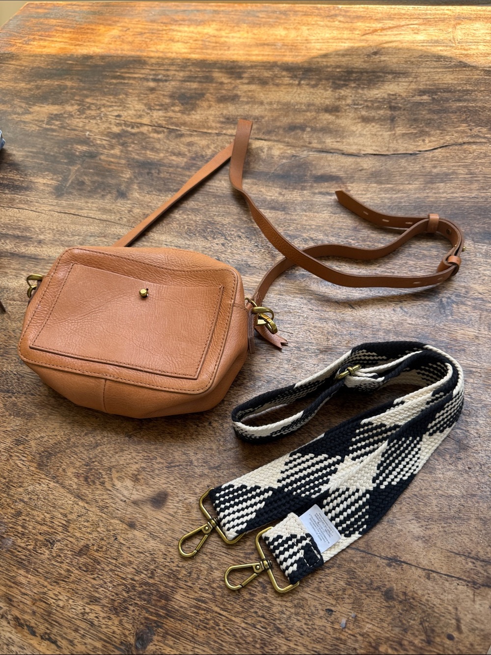 This Madewell The Transport Camera Bag features a tan vachetta leather